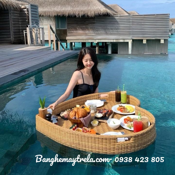 Khay đồ ăn nổi hồ bơi